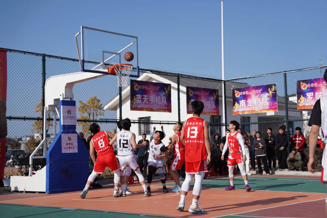 双方均展现出色表现,赛场上精彩纷呈 双方均展现出色表现,赛场上精彩纷呈