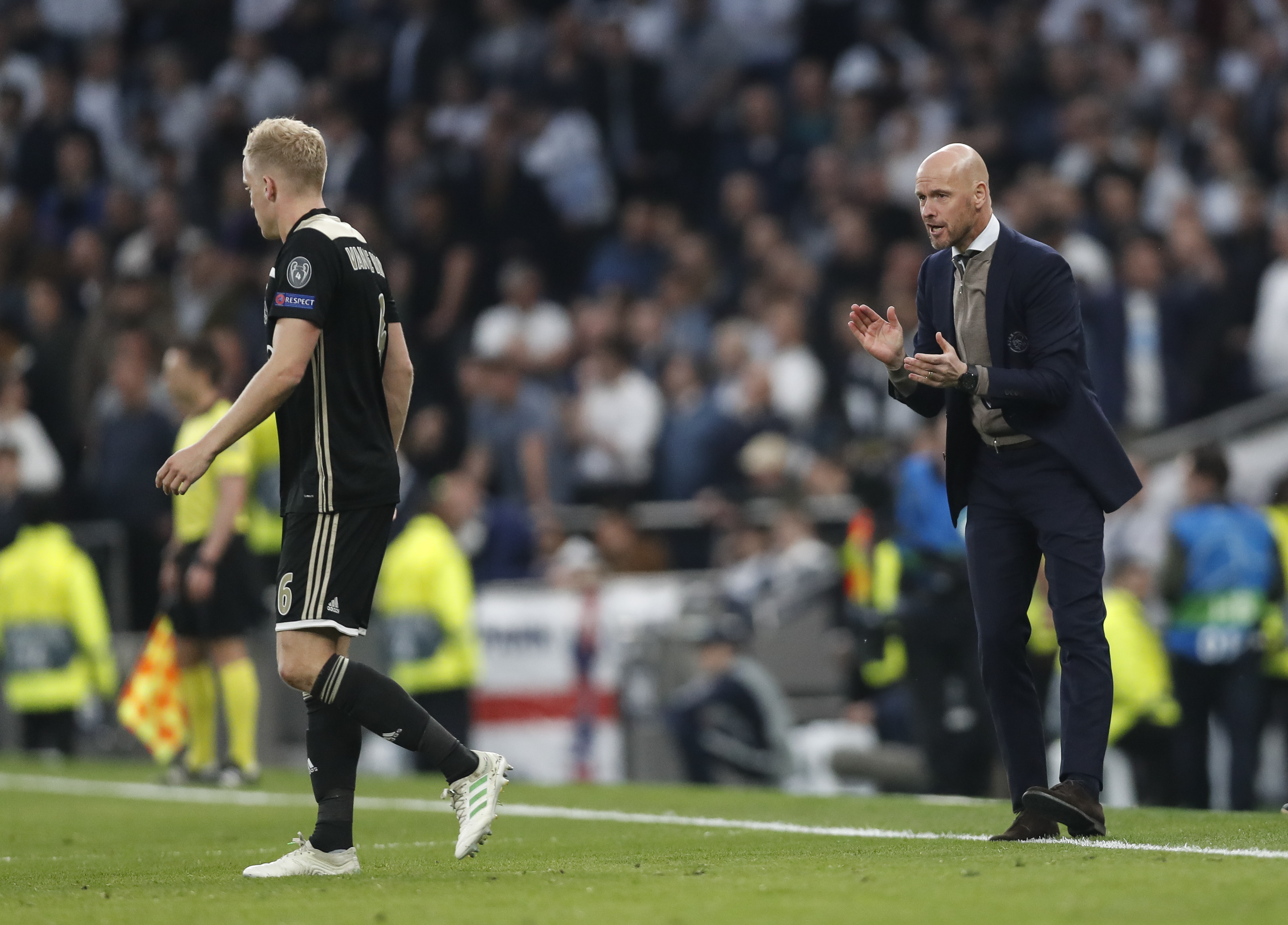 包含阿贾克斯主帅因病暂时离职,助教代理指挥的词条 包含阿贾克斯主帅因病暂时离职,助教代理指挥的词条