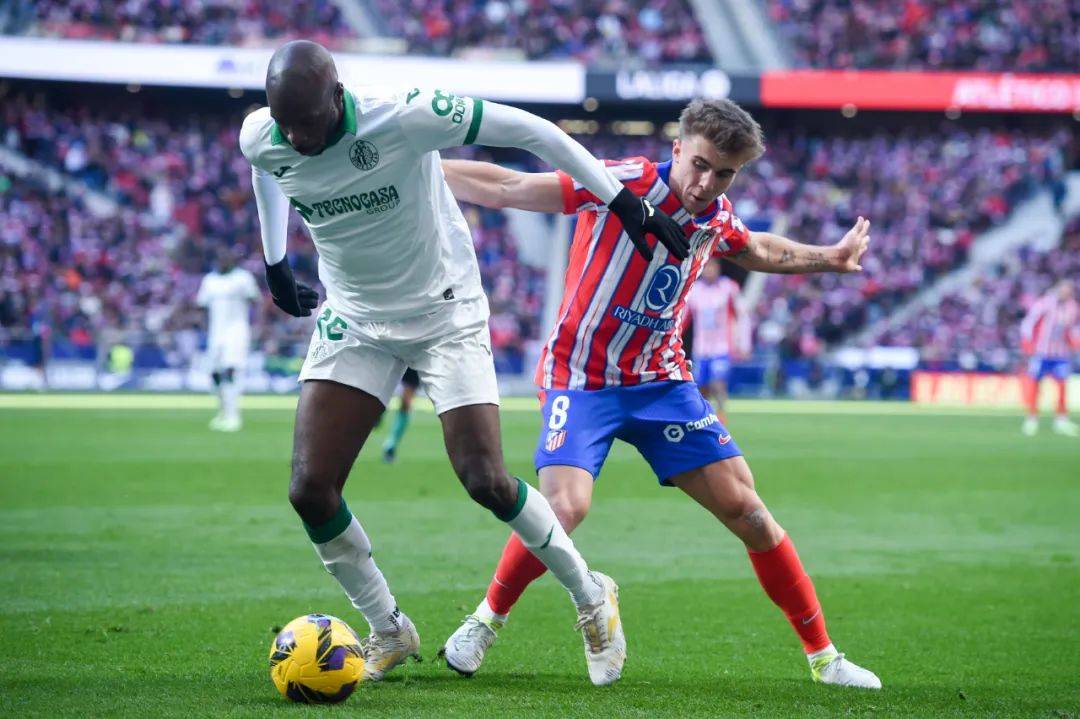 西甲联赛进入白热化,各队厮杀激烈 西甲联赛进入白热化,各队厮杀激烈