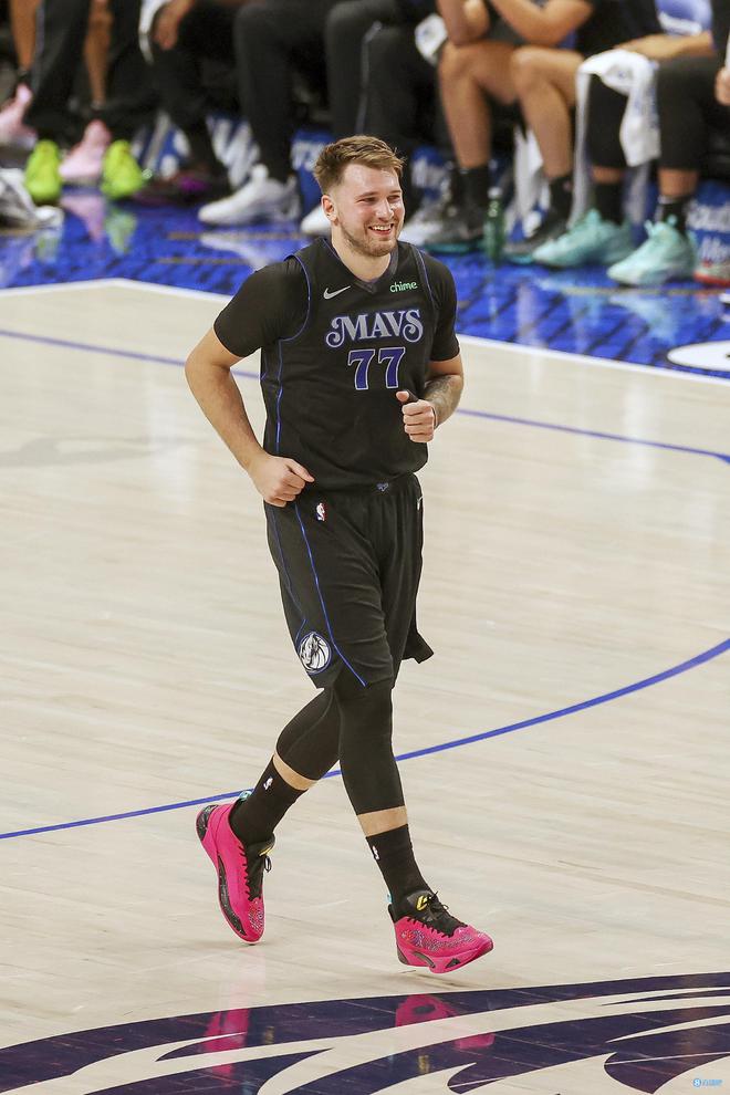 独行侠后卫东契奇成为比赛中的关注焦点 独行侠后卫东契奇成为比赛中的关注焦点