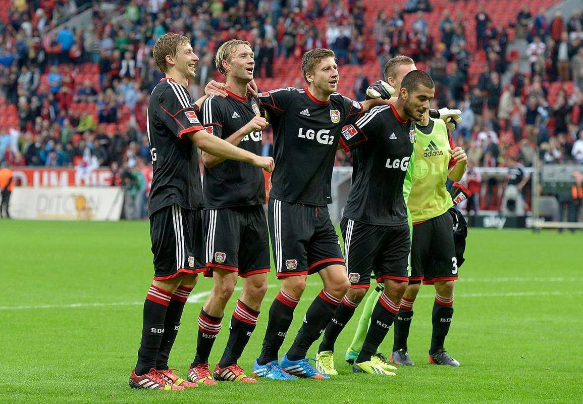 包含沃尔夫斯堡客场战平，保持不败纪录的词条