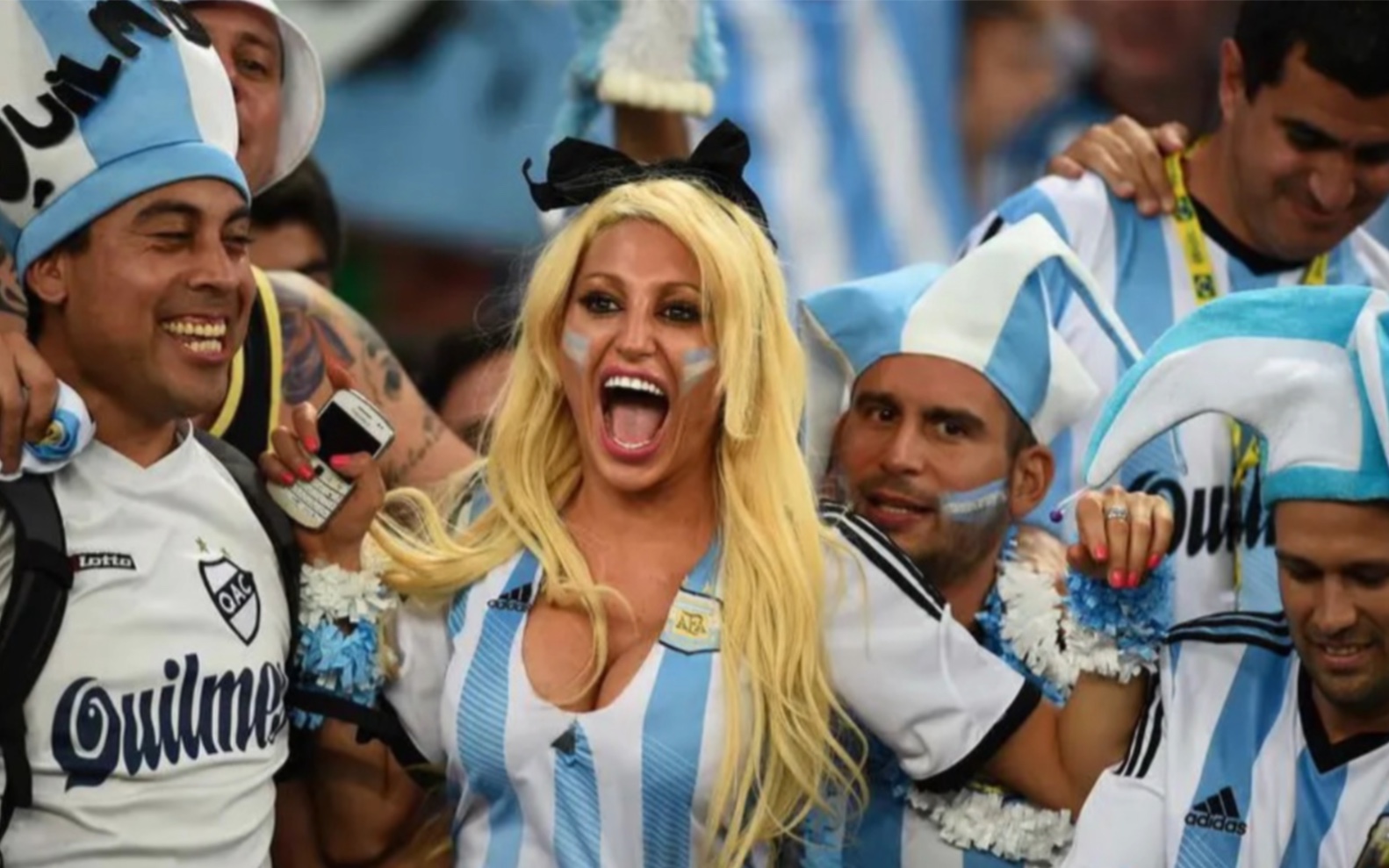 足球赛场上的精彩表现备受球迷瞩目