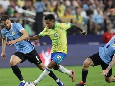 包含乌拉圭球队在关键比赛中实现逆袭，成功晋级半决赛的词条