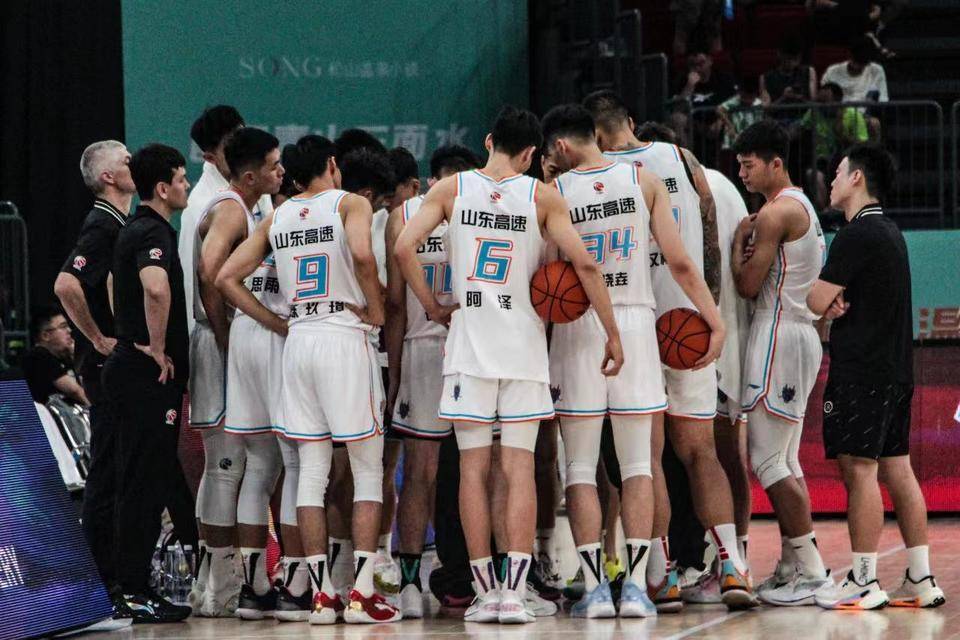 关于球队举办篮球赛事，吸引众多球迷观赏的信息