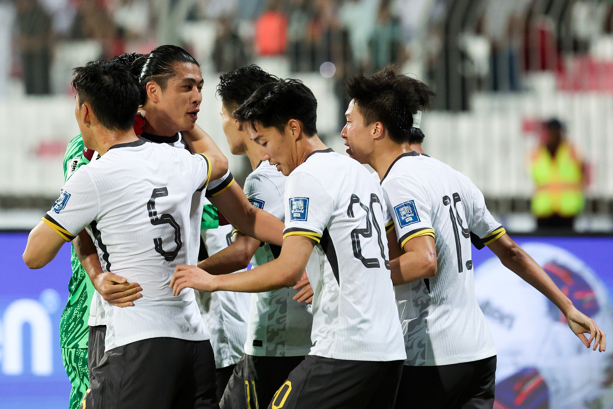 精彩比赛被球迷用掌声和欢呼声加以回应 精彩比赛被球迷用掌声和欢呼声加以回应