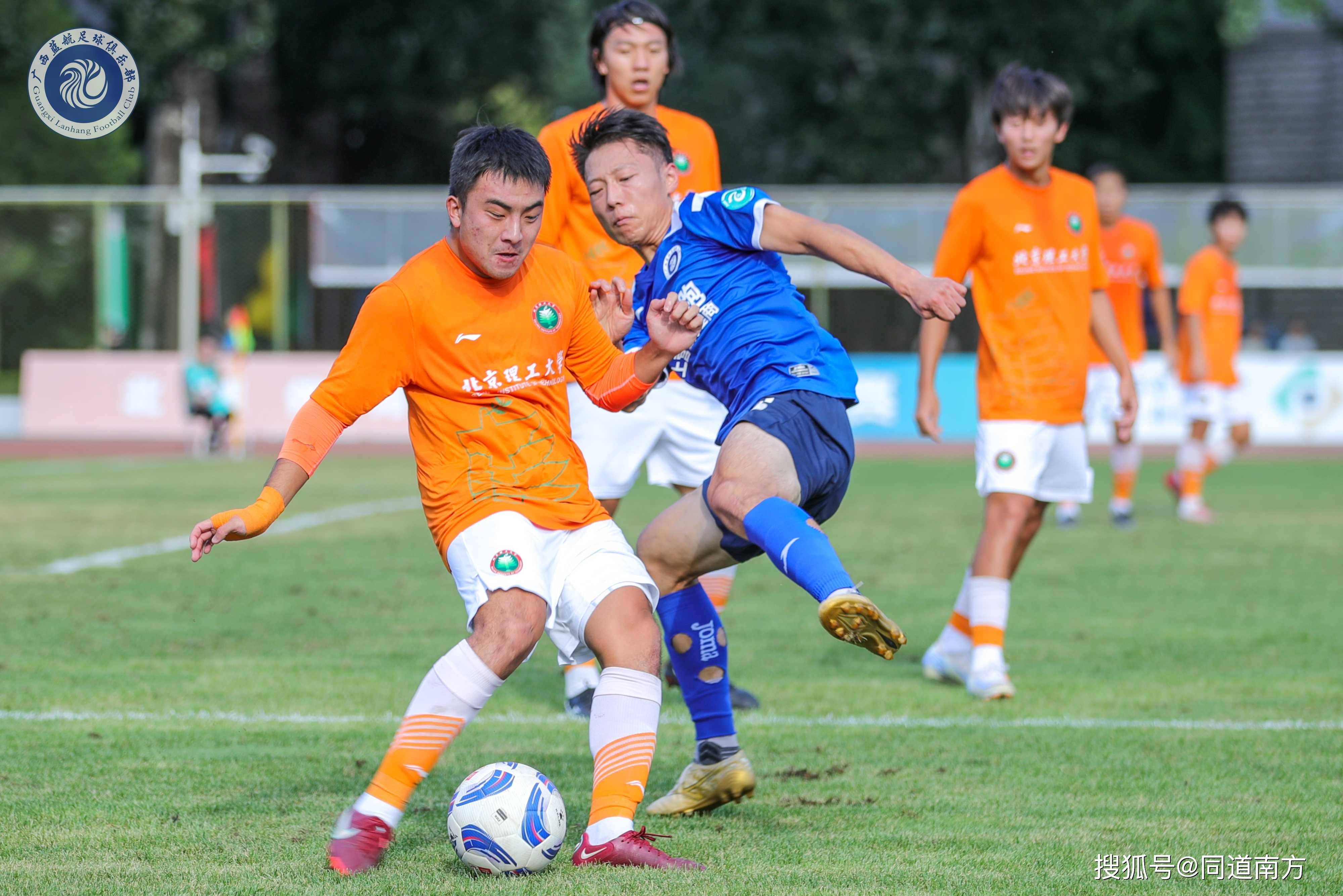 足球比赛中出现两次乌龙球,搞笑一幕引发笑声 足球比赛中出现两次乌龙球,搞笑一幕引发笑声