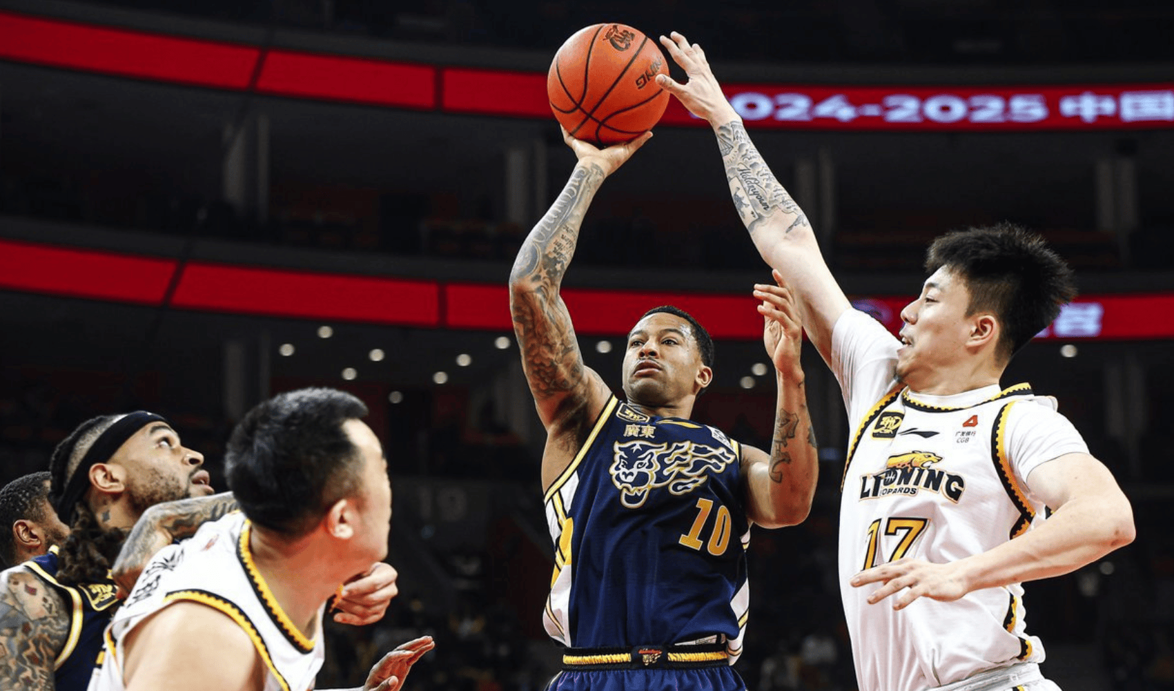 外援球员战术配合默契,带领球队获得连胜 外援球员战术配合默契,带领球队获得连胜