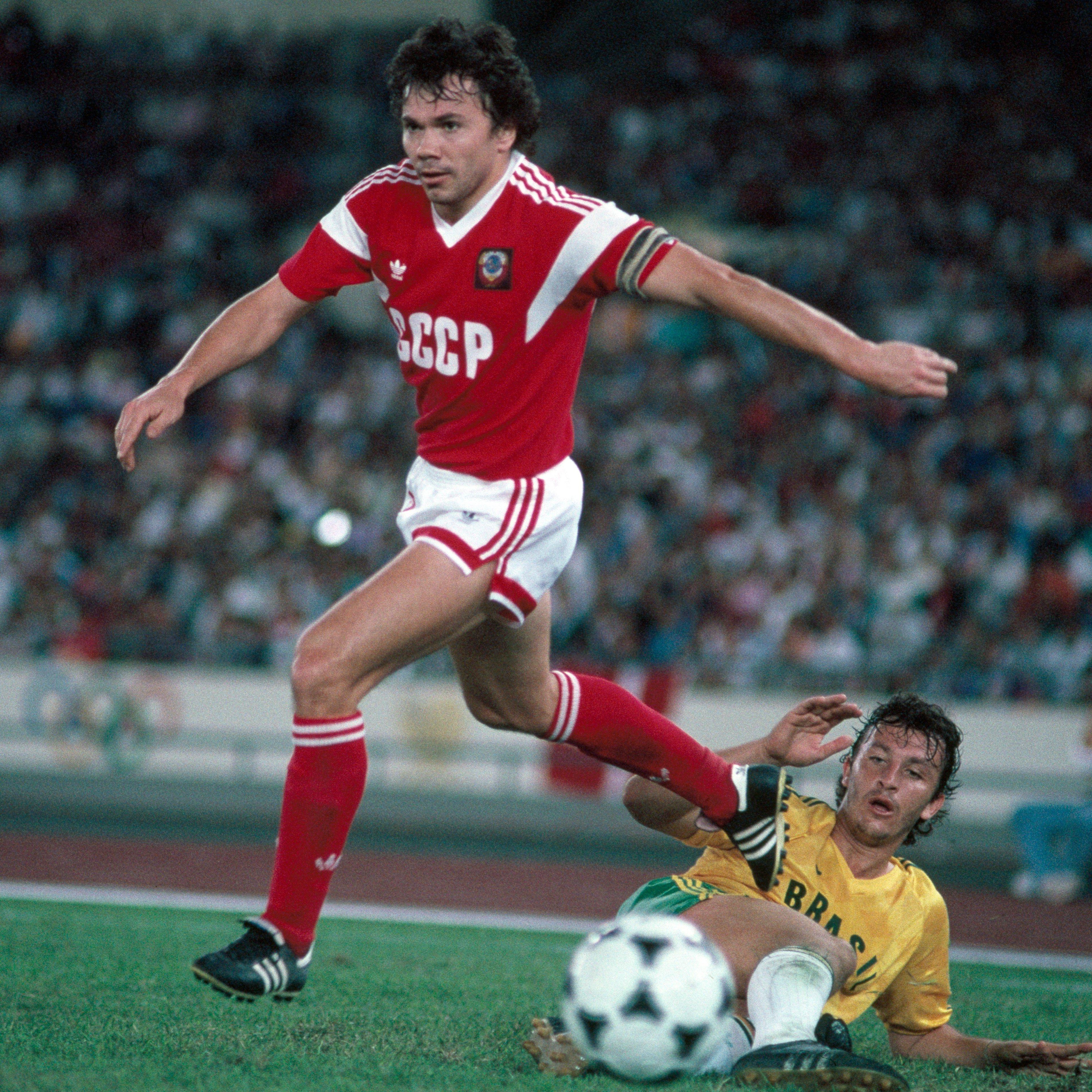 运动员们实力爆发，足球比赛激动人心的简单介绍