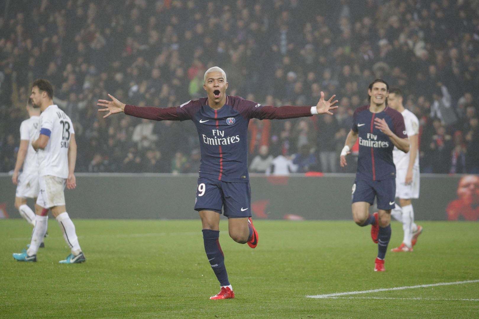 包含法国联赛:巴黎圣日耳曼轻取对手再胜一场的词条 包含法国联赛:巴黎圣日耳曼轻取对手再胜一场的词条