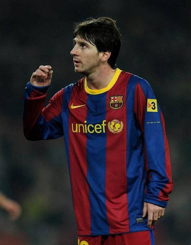 包含梅西梅开二度，巴萨大胜对手的词条