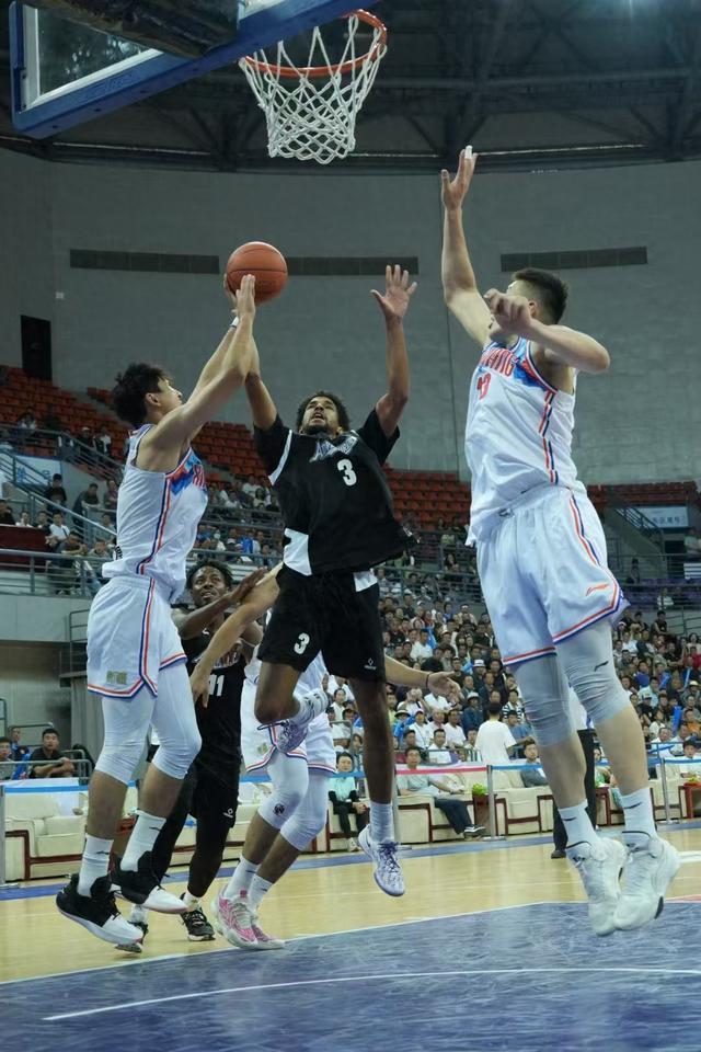 青海队在关键时刻爆发,赢得比赛 青海队在关键时刻爆发,赢得比赛