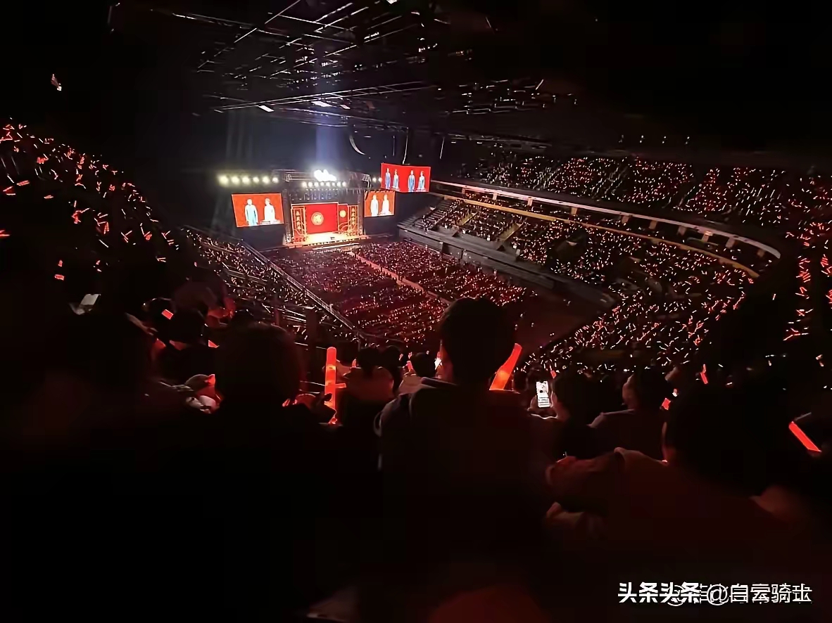 赛场上一派火爆景象，观众掌声雷动