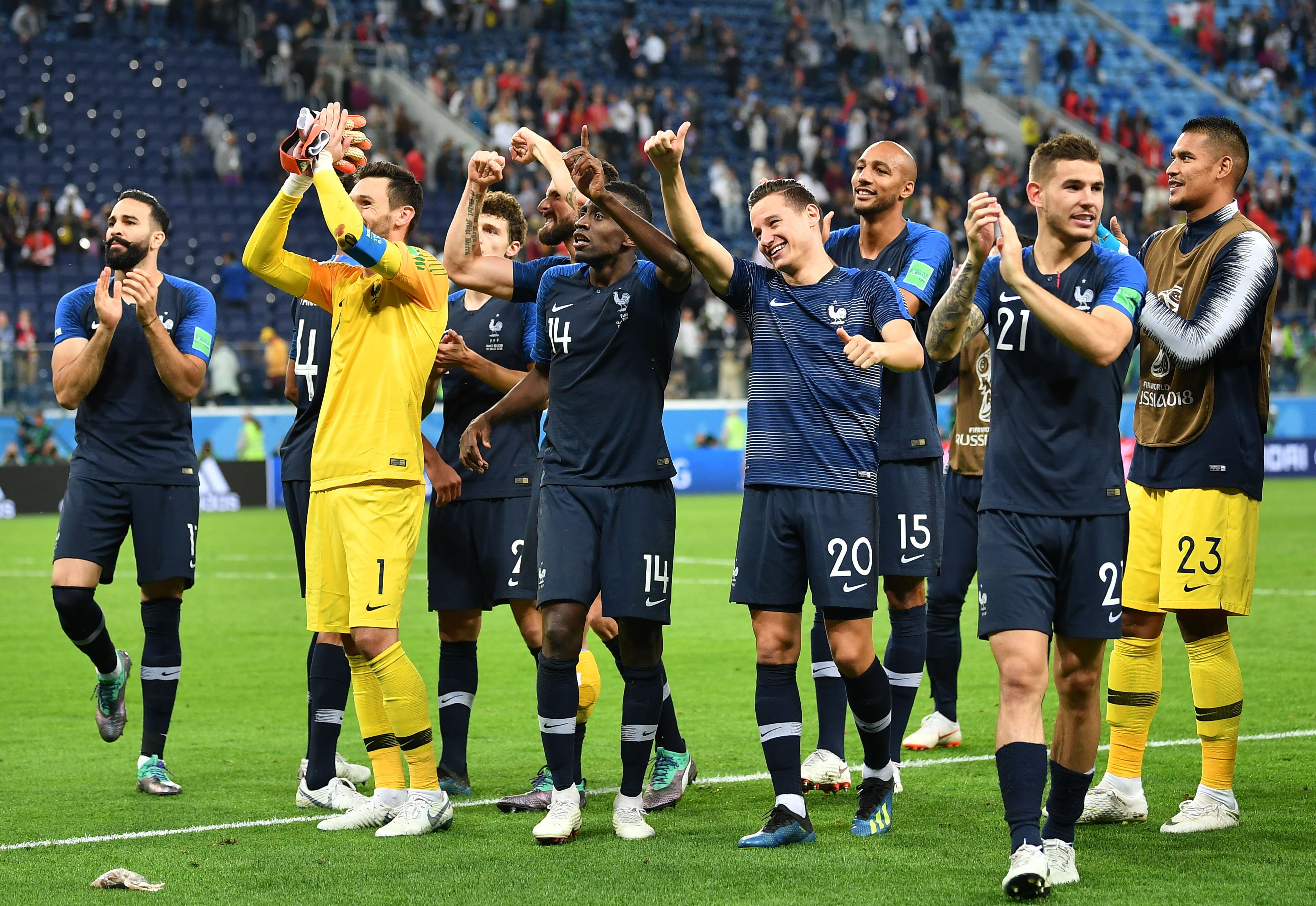 法国队与荷兰队在国际足球决赛中相遇