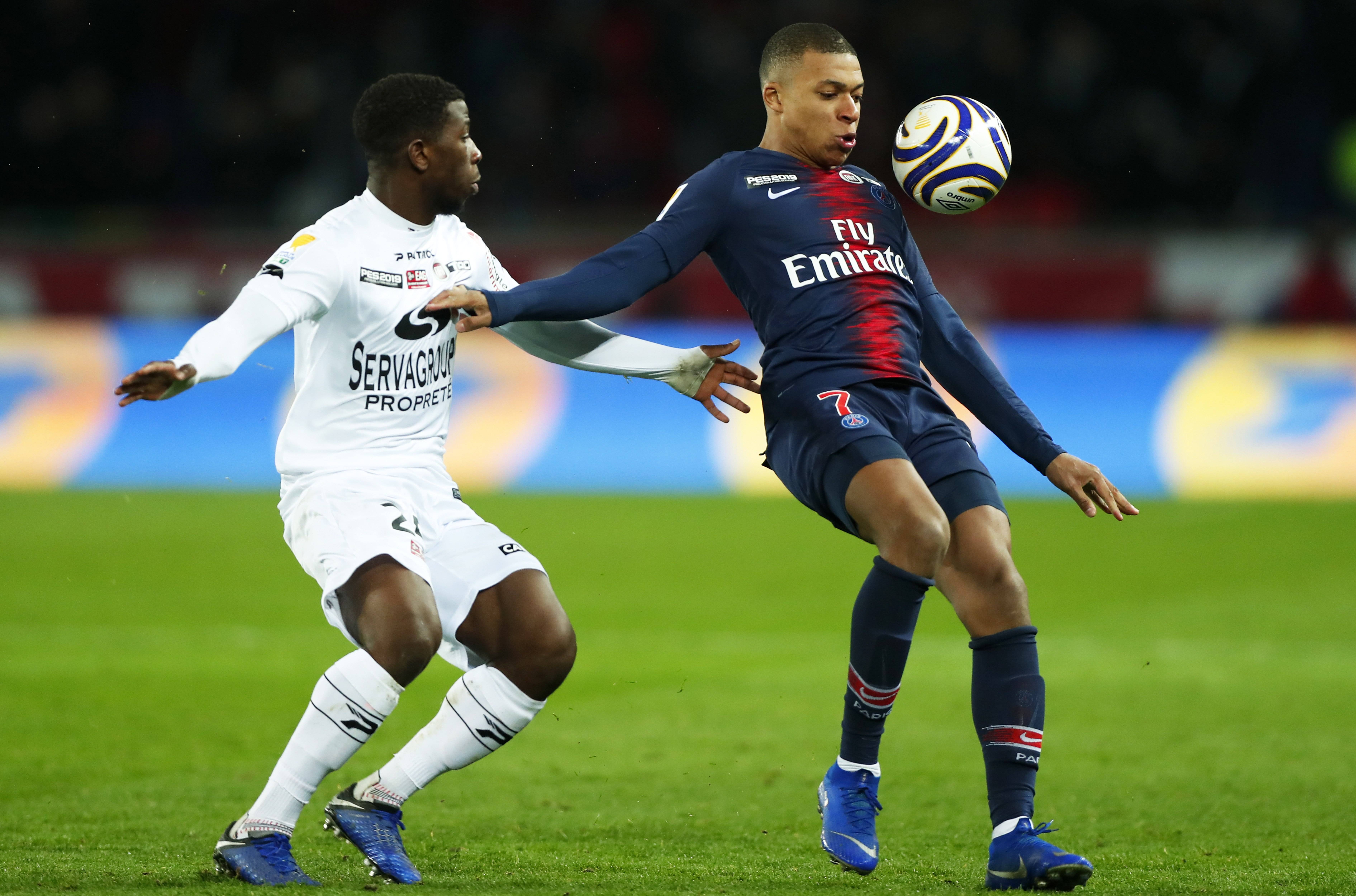 法国队与荷兰队在国际足球决赛中相遇