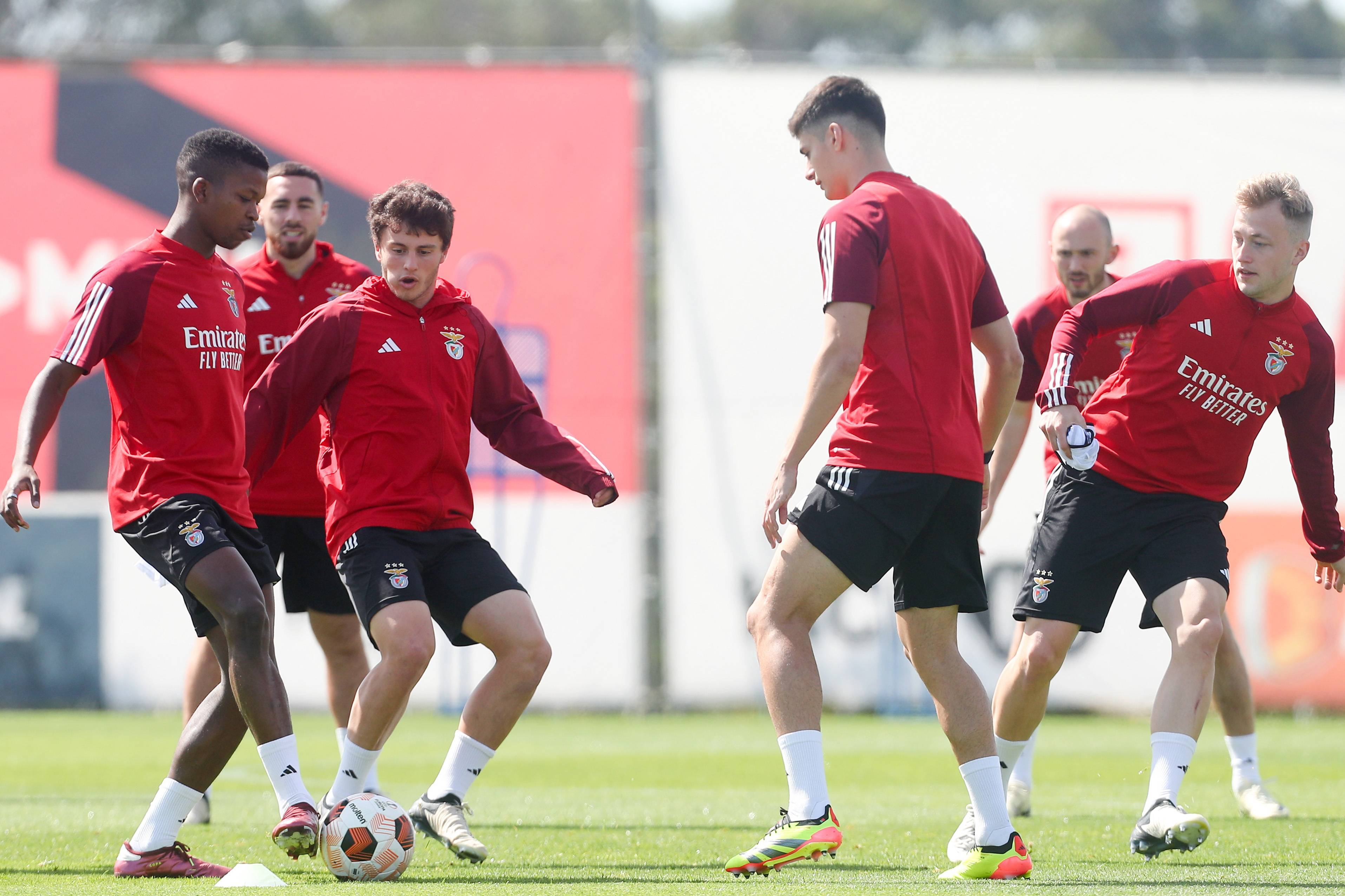 关于足球俱乐部备战新赛季主力球员动向的信息 关于足球俱乐部备战新赛季主力球员动向的信息