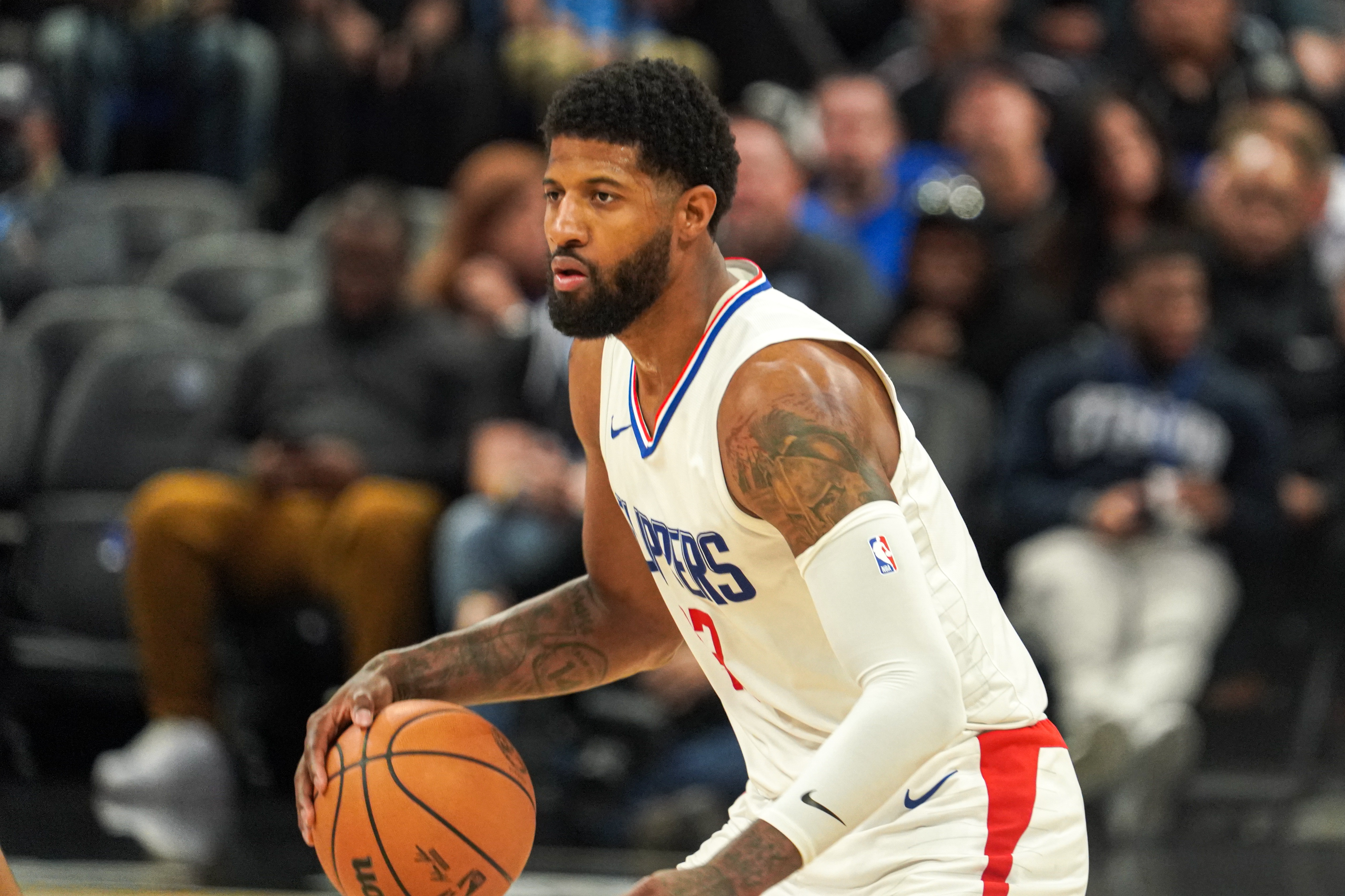 快船队主场胜出，保罗遭伤退场