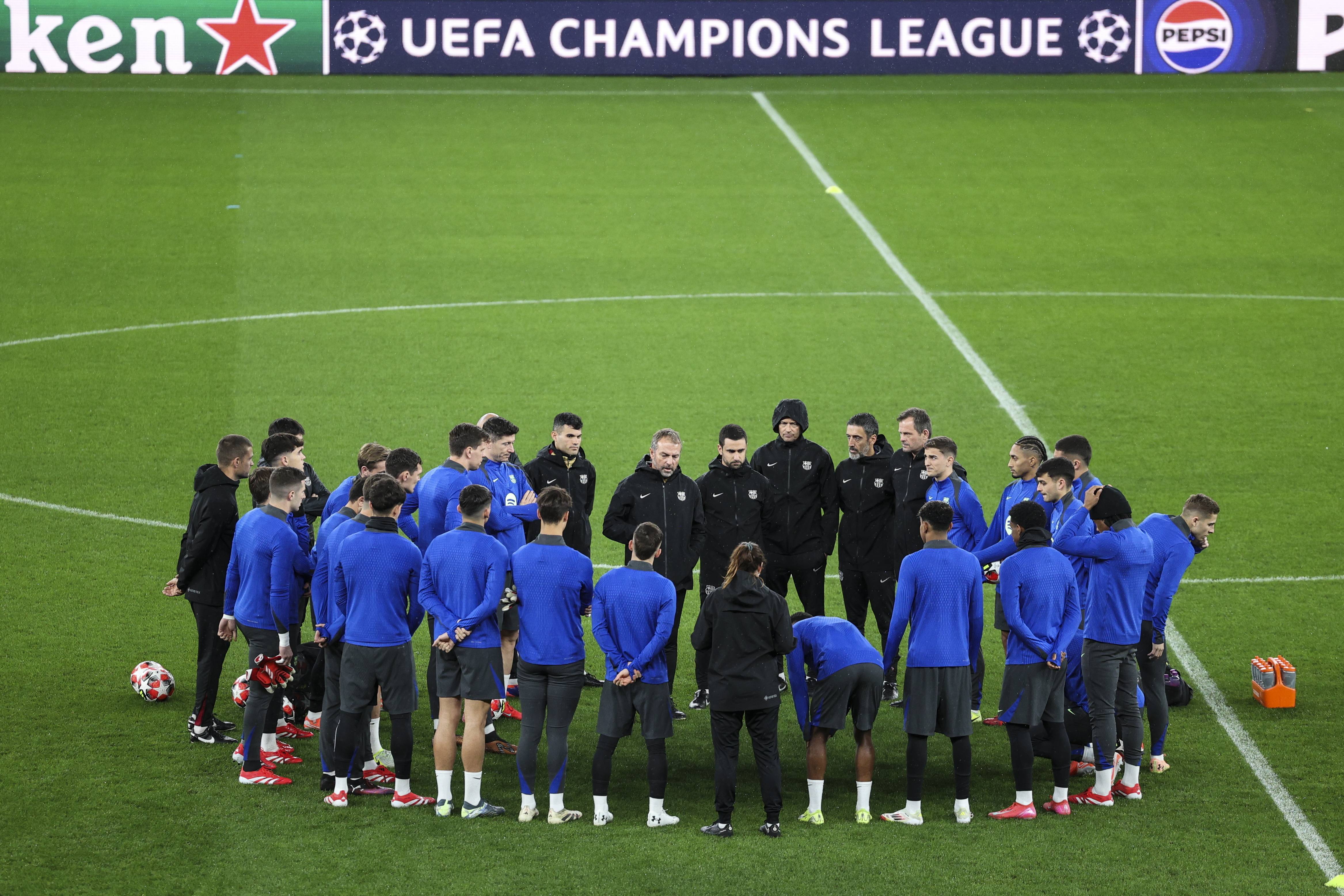 足球联赛冠军之争，场面激烈紧张