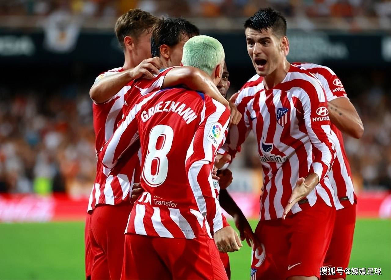 足球联赛冠军之争，场面激烈紧张