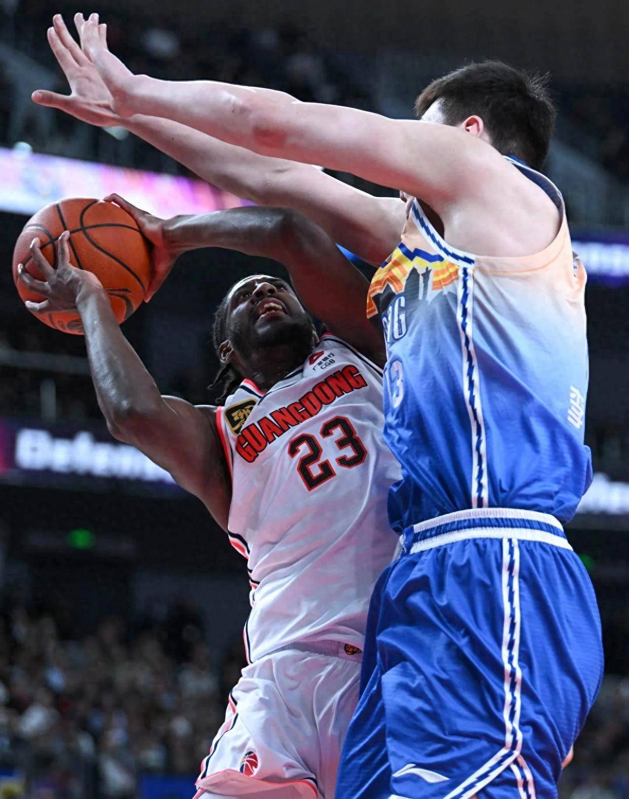 国内专业篮球联赛焦点对决吸引关注