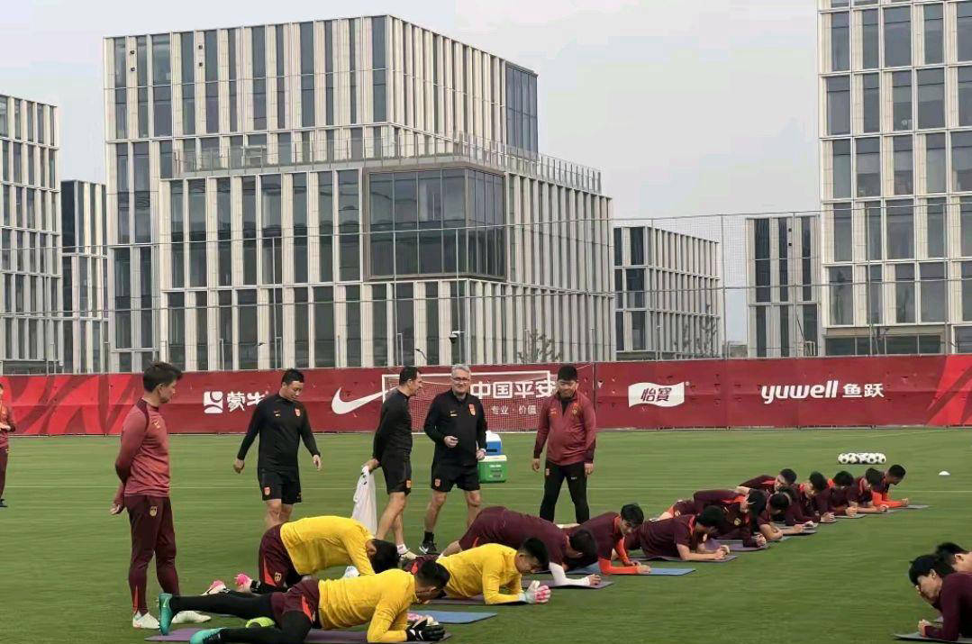 引人瞩目的赛事逐渐升温,球员全力以赴 引人瞩目的赛事逐渐升温,球员全力以赴