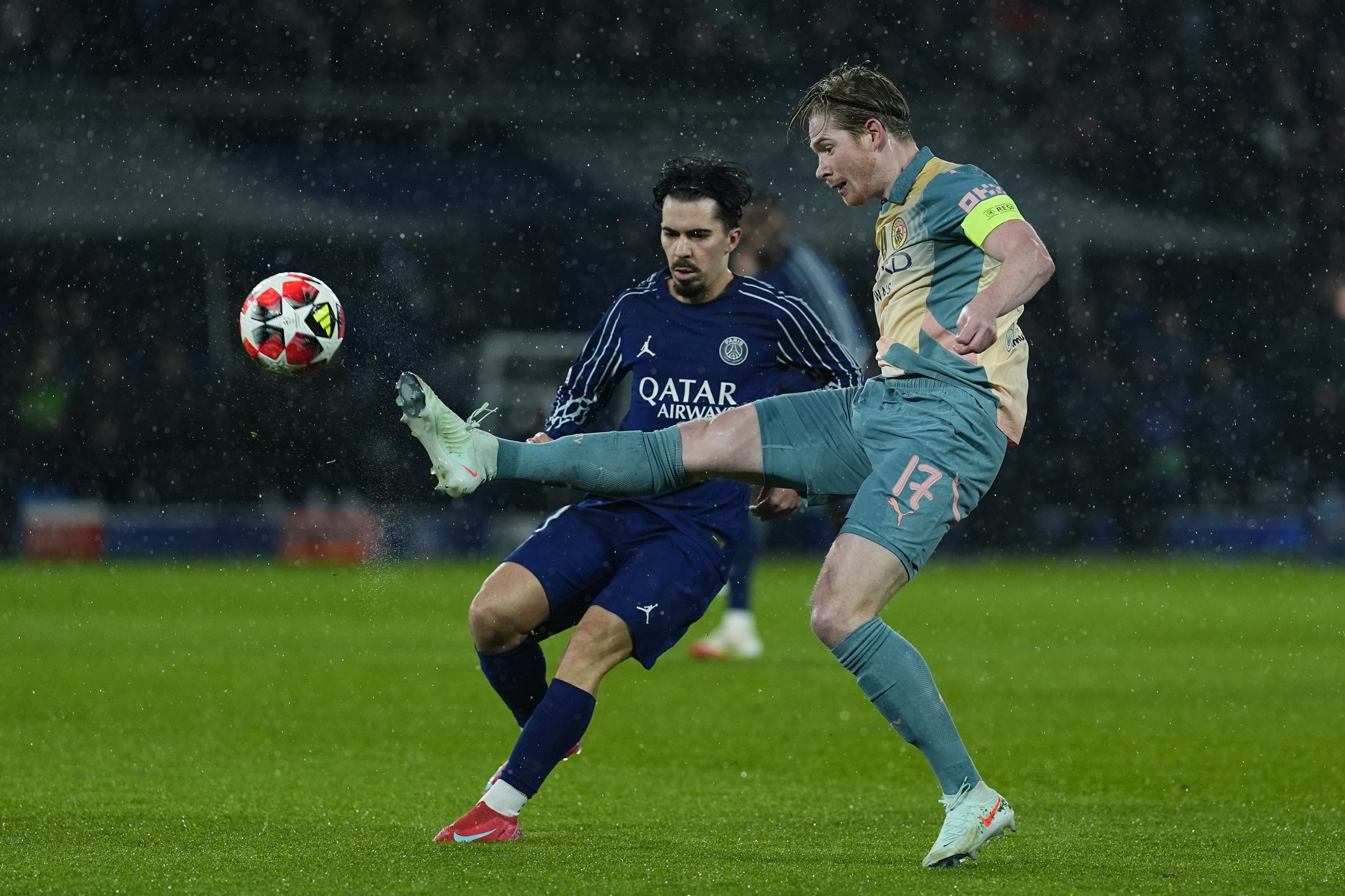 曼城主场击败巴塞罗那,欧冠登顶巧胜 曼城主场击败巴塞罗那,欧冠登顶巧胜