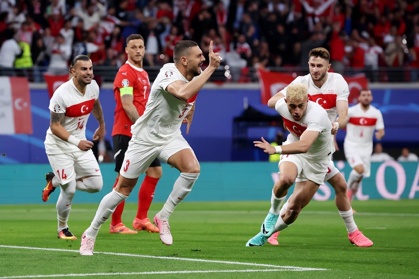 两支豪强同组出局,欧洲杯命运多舛 两支豪强同组出局,欧洲杯命运多舛