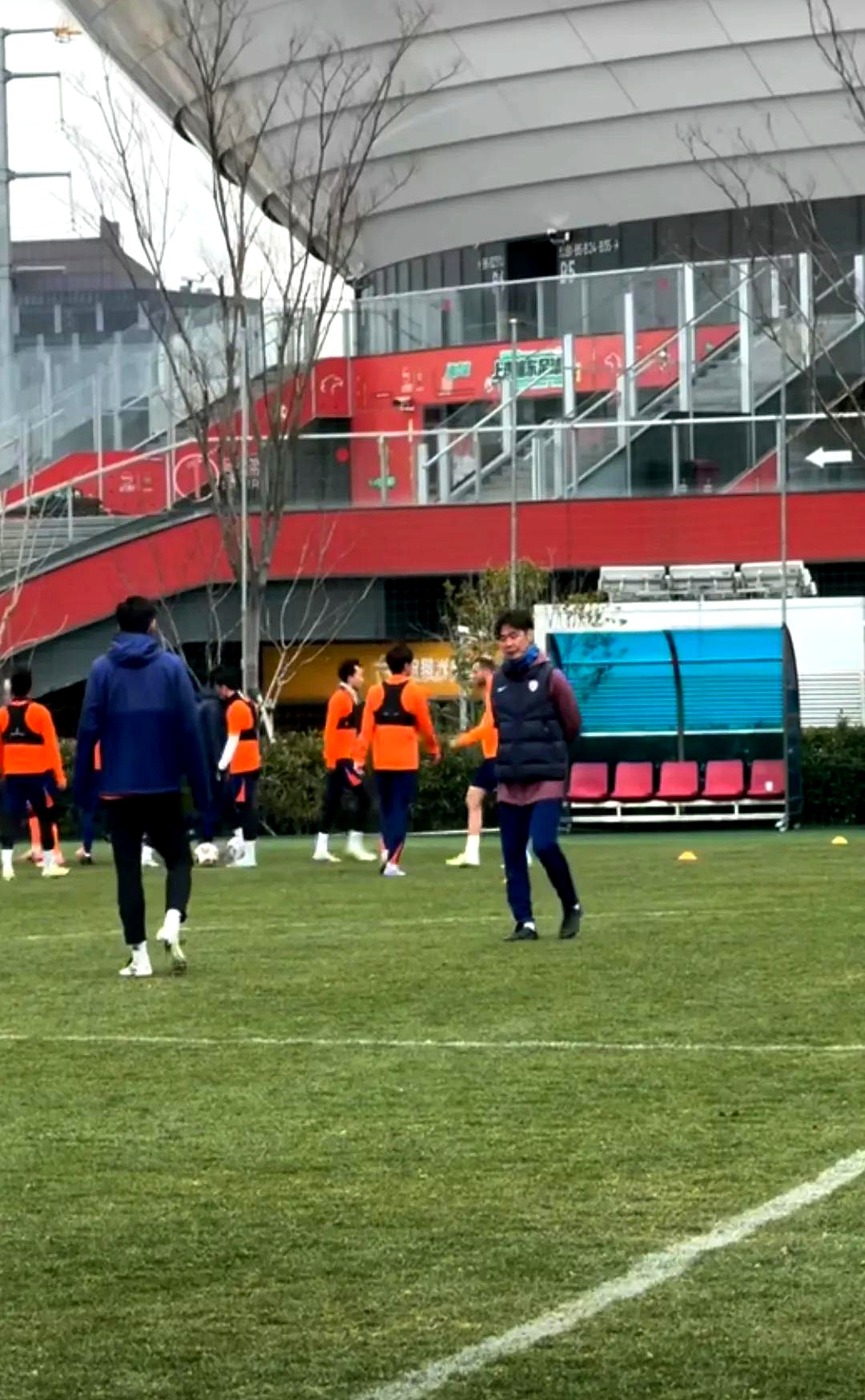 足球队众人团聚庆功,欢声笑语场面热烈的简单介绍 足球队众人团聚庆功,欢声笑语场面热烈的简单介绍