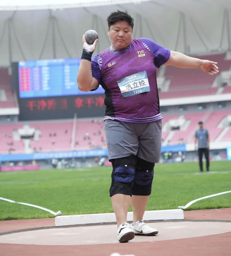 田径选手奔跑如风,轻松夺得冠军 田径选手奔跑如风,轻松夺得冠军