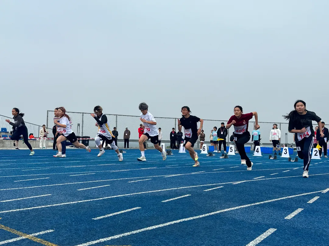 田径选手奔跑如风,轻松夺得冠军 田径选手奔跑如风,轻松夺得冠军