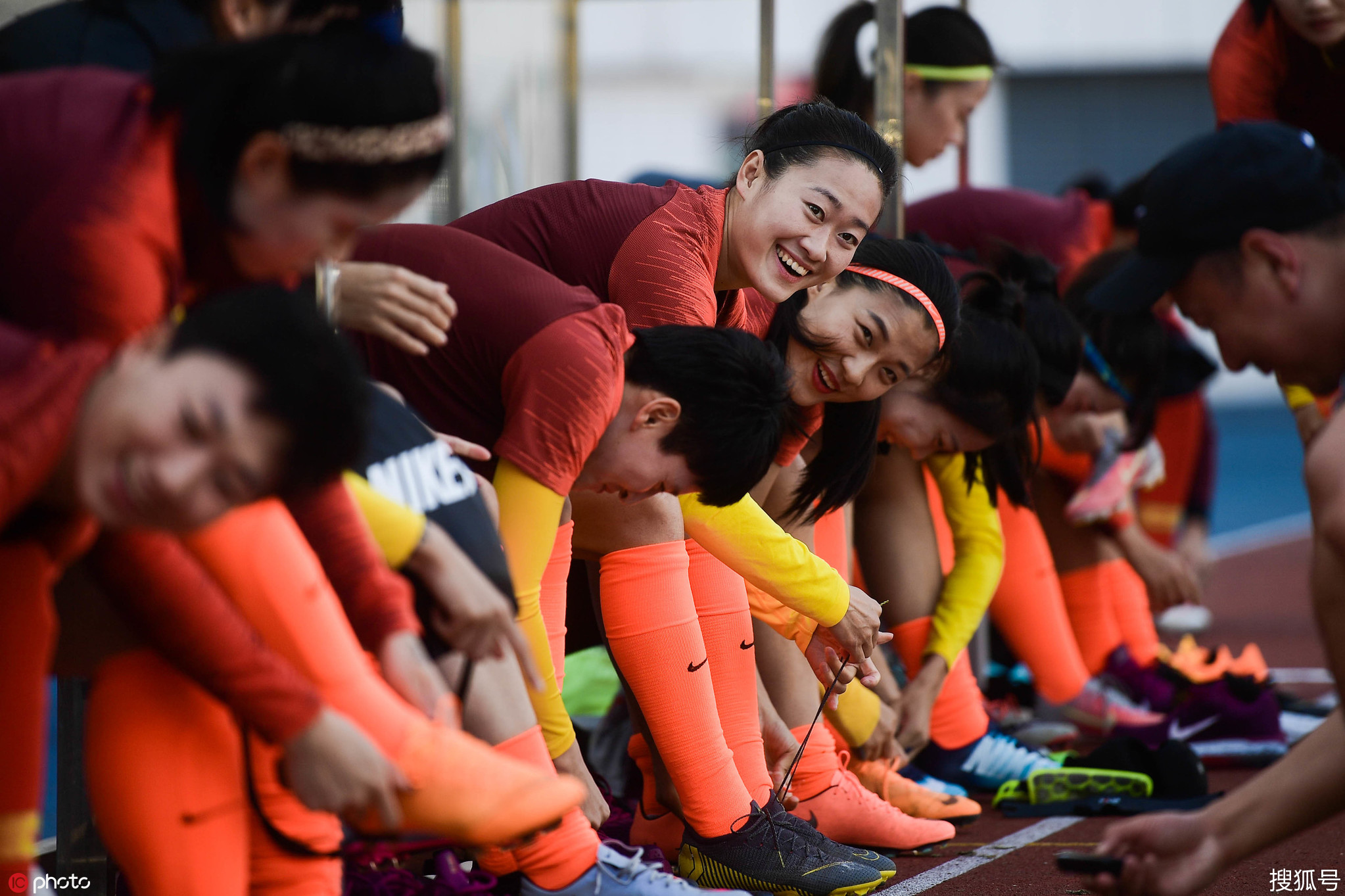 玉容飒爽,女足英雄们英姿飒爽的简单介绍 玉容飒爽,女足英雄们英姿飒爽的简单介绍