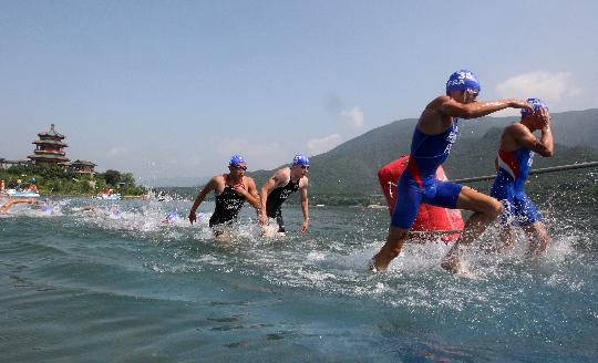 瑞士男子铁人三项表现出色，谱写传奇故事