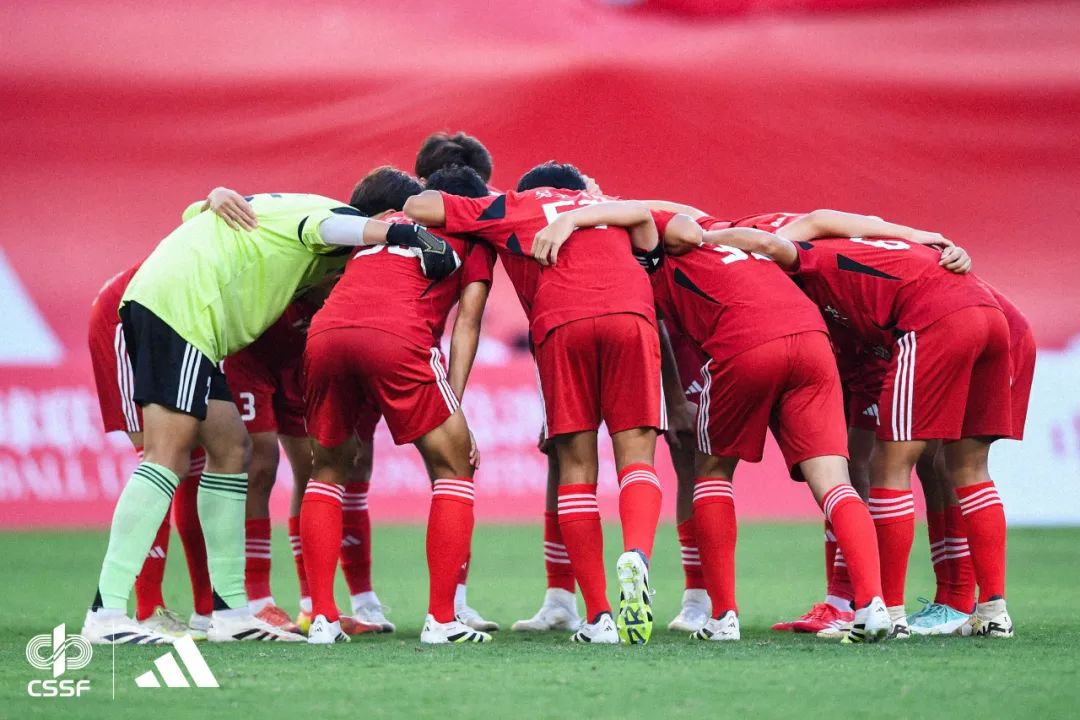 足球联赛最后一役，总冠军归那个队伍