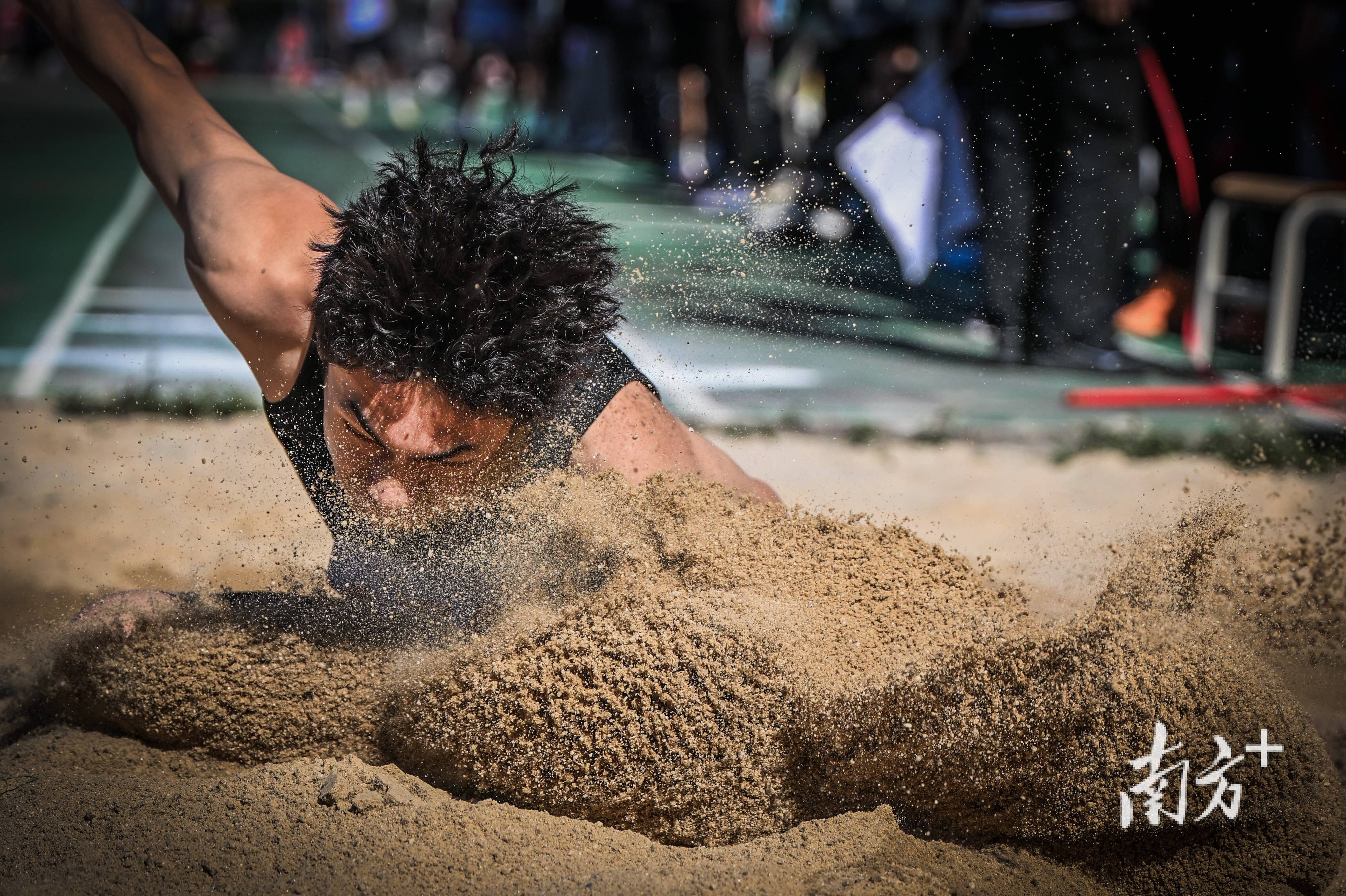 挑战极限！球场上的精彩瞬间引人入胜的简单介绍
