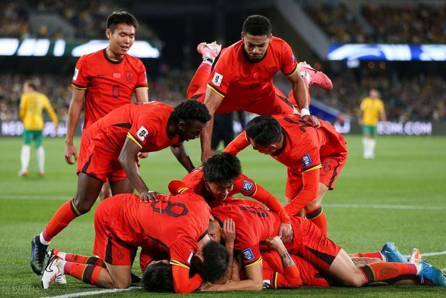 中国足球赛场迎风而起,球队斗志坚定的简单介绍 中国足球赛场迎风而起,球队斗志坚定的简单介绍