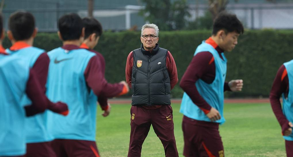 关于荷超豪门足球队换帅风云突变局面跌宕起伏的信息 关于荷超豪门足球队换帅风云突变局面跌宕起伏的信息