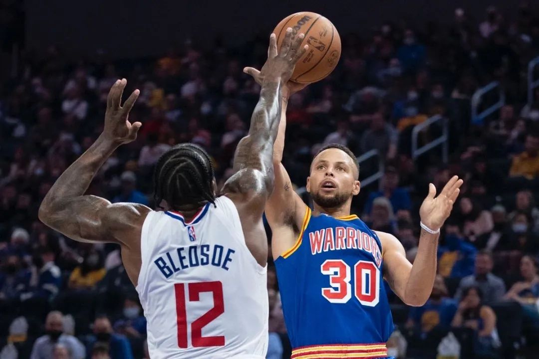 战术调整拉近分差，局势一波三折的简单介绍