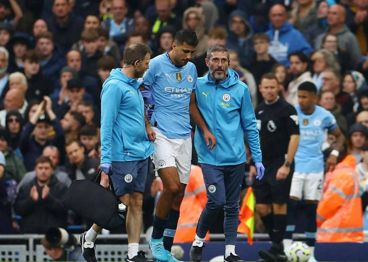 包含曼城遭逢逆转，欧冠16强资格难保的词条