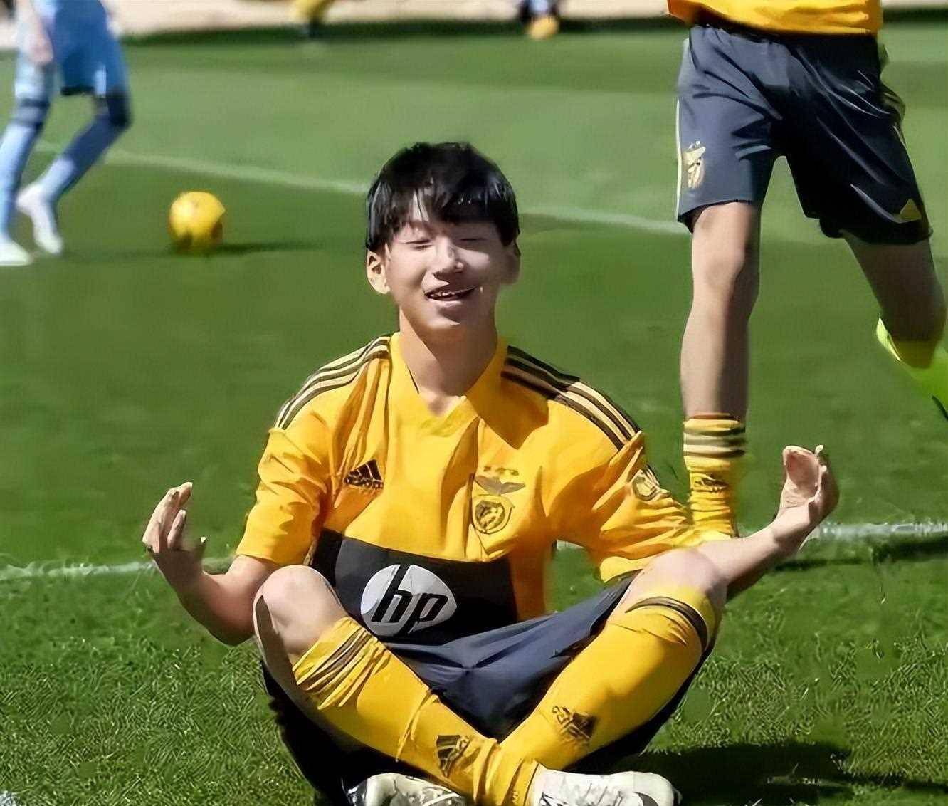 包含一位年轻球员在比赛中大放异彩,引起了媒体的关注的词条 包含一位年轻球员在比赛中大放异彩,引起了媒体的关注的词条