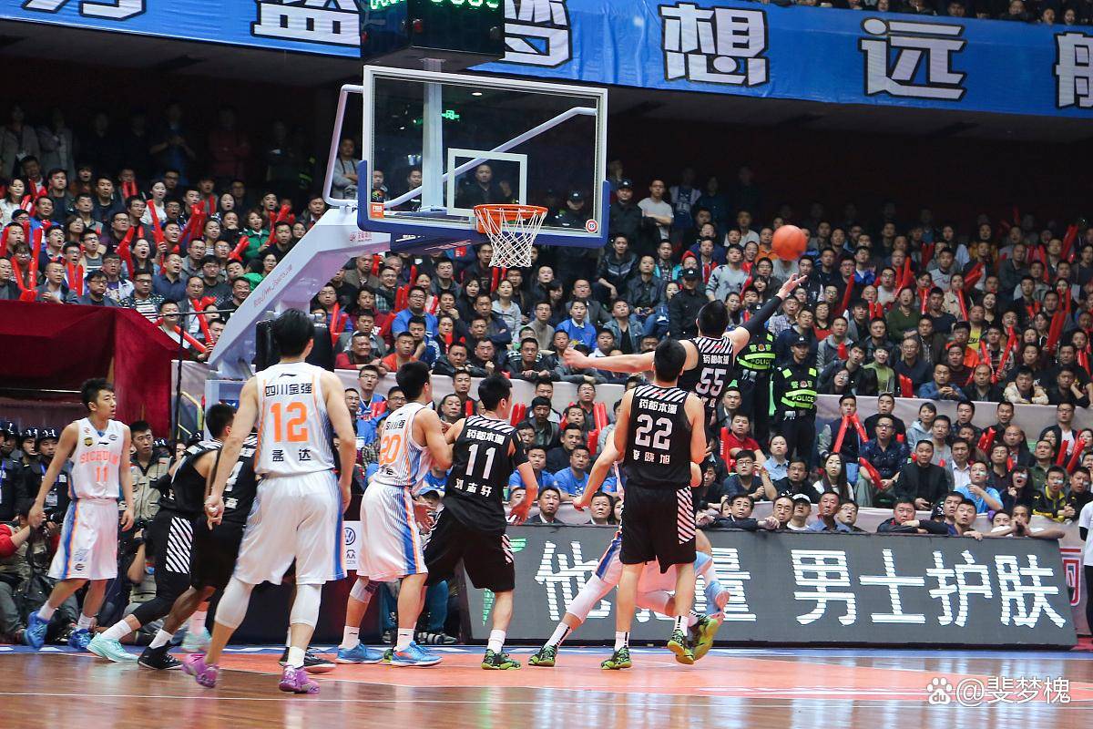 篮球锦标赛强队实力碾压,晋级之路一路顺畅 篮球锦标赛强队实力碾压,晋级之路一路顺畅