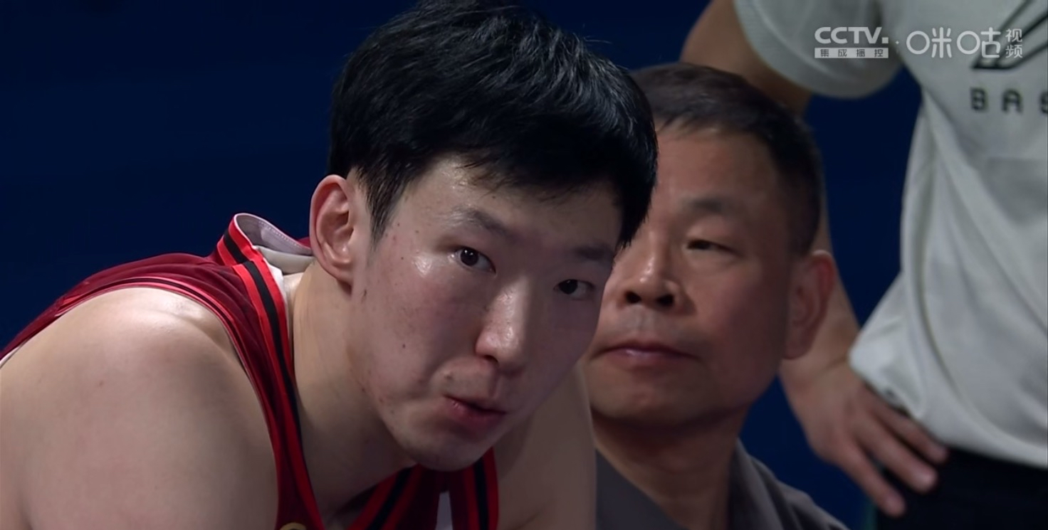 篮球比赛体能耗费大，球员意志坚定不动摇