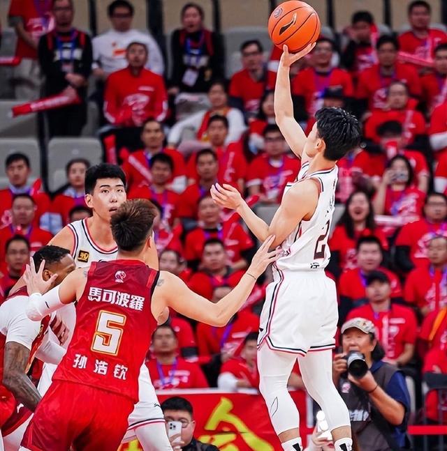 深圳队惊险击败湖南男篮,勇夺胜利 深圳队惊险击败湖南男篮,勇夺胜利