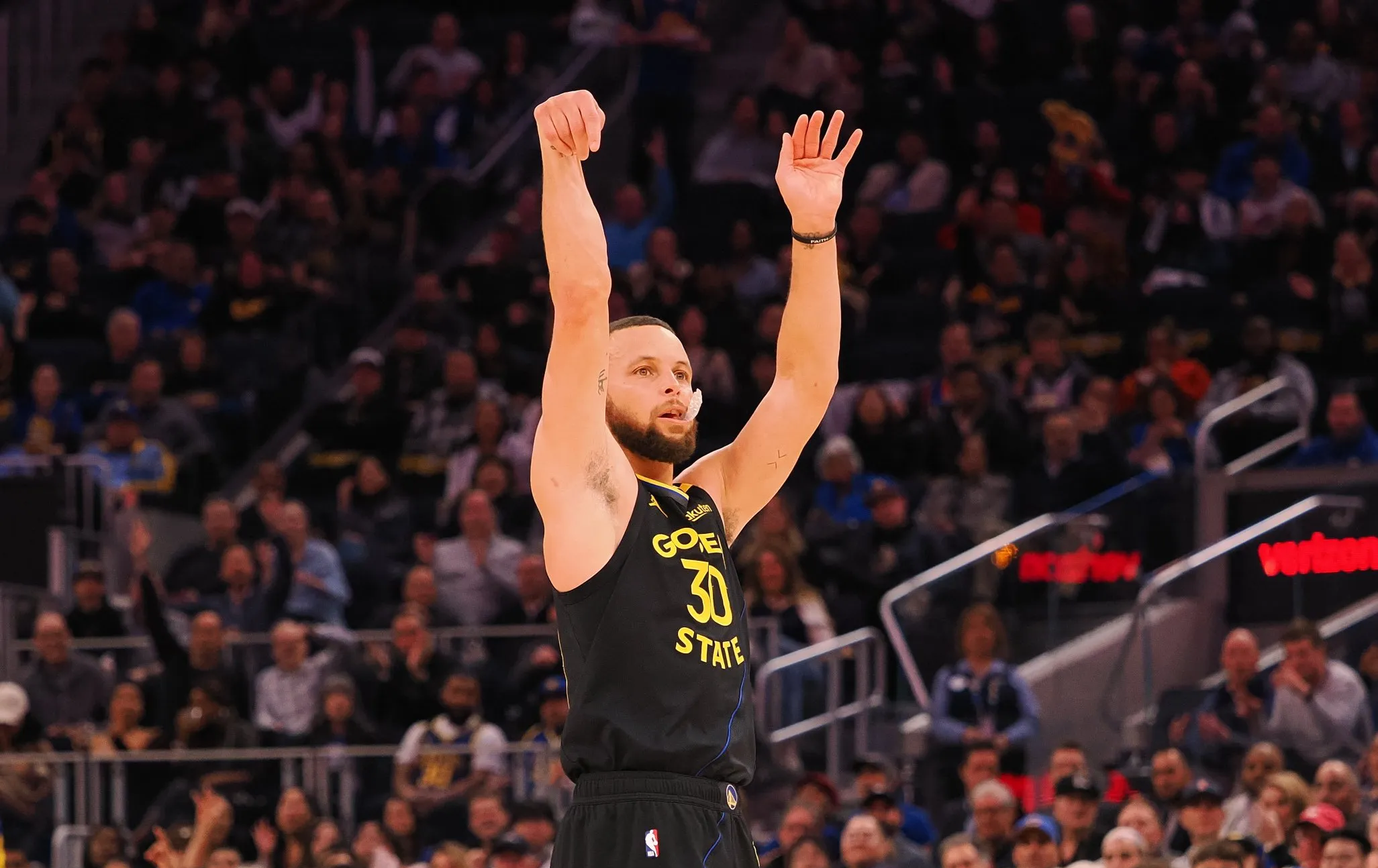 勇士胜76人,库里再度表现神勇领队赢得胜利 勇士胜76人,库里再度表现神勇领队赢得胜利