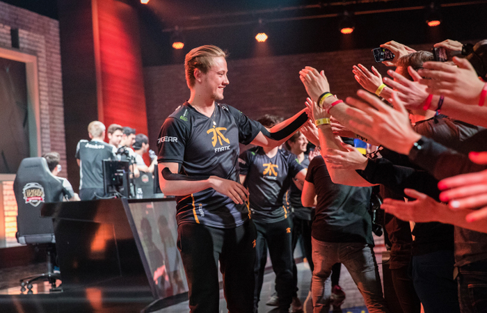 关于CLG绝杀FNC,Viper拿下关键大龙鏖战多局成都决赛之夜,成为赛场最大亮点的信息 关于CLG绝杀FNC,Viper拿下关键大龙鏖战多局成都决赛之夜,成为赛场最大亮点的信息