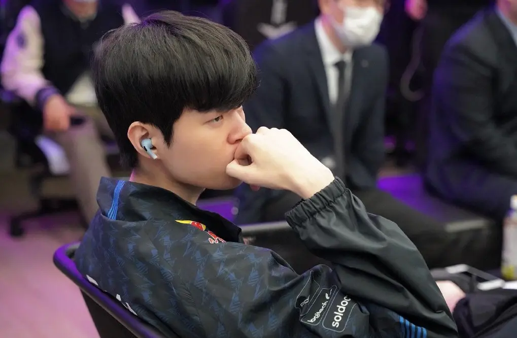 NS横扫RNG，Hanssama极限生还后反打焦点之战全球总决赛，点燃全场激情的简单介绍