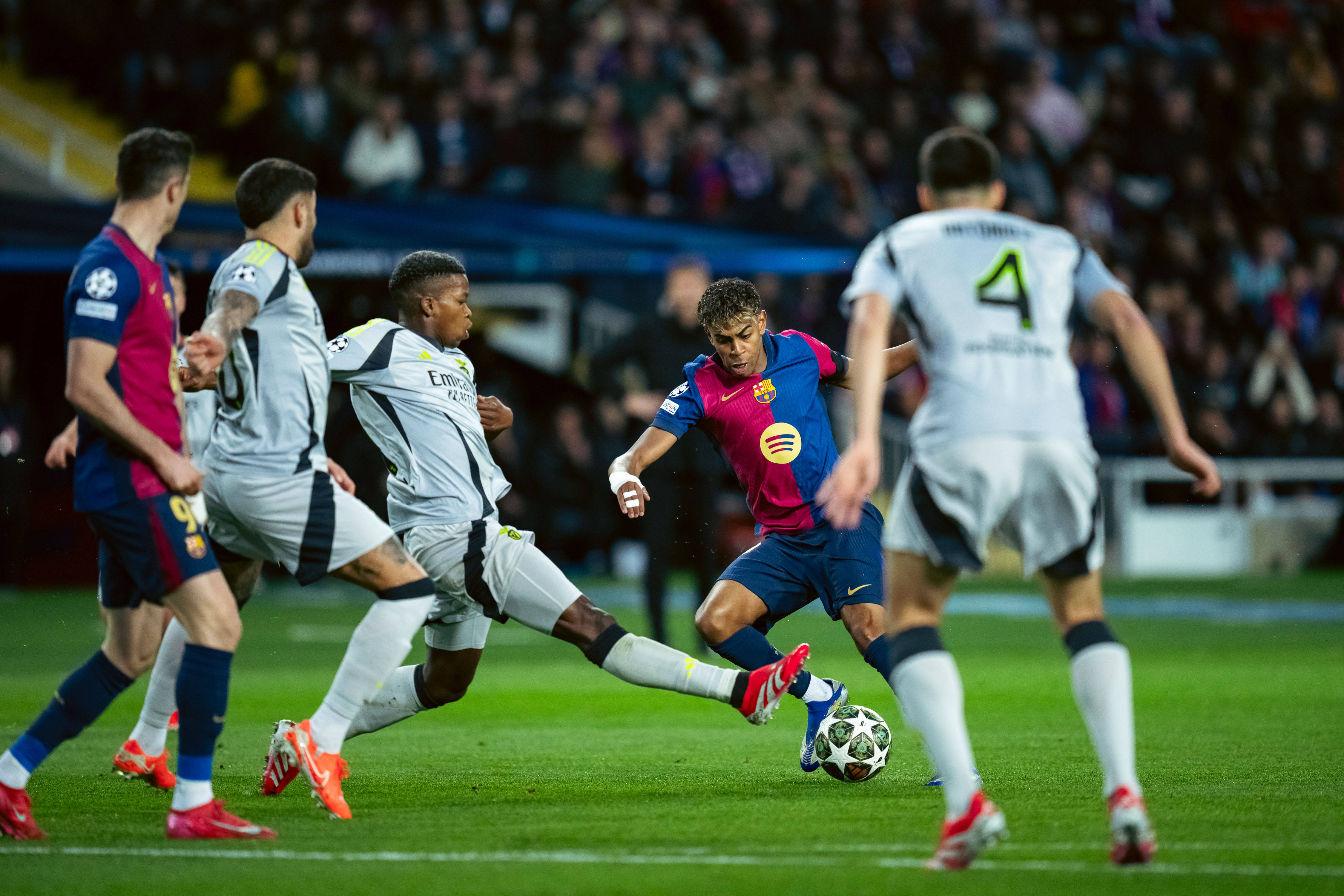 足球比赛中的胜负之争白热化 足球比赛中的胜负之争白热化