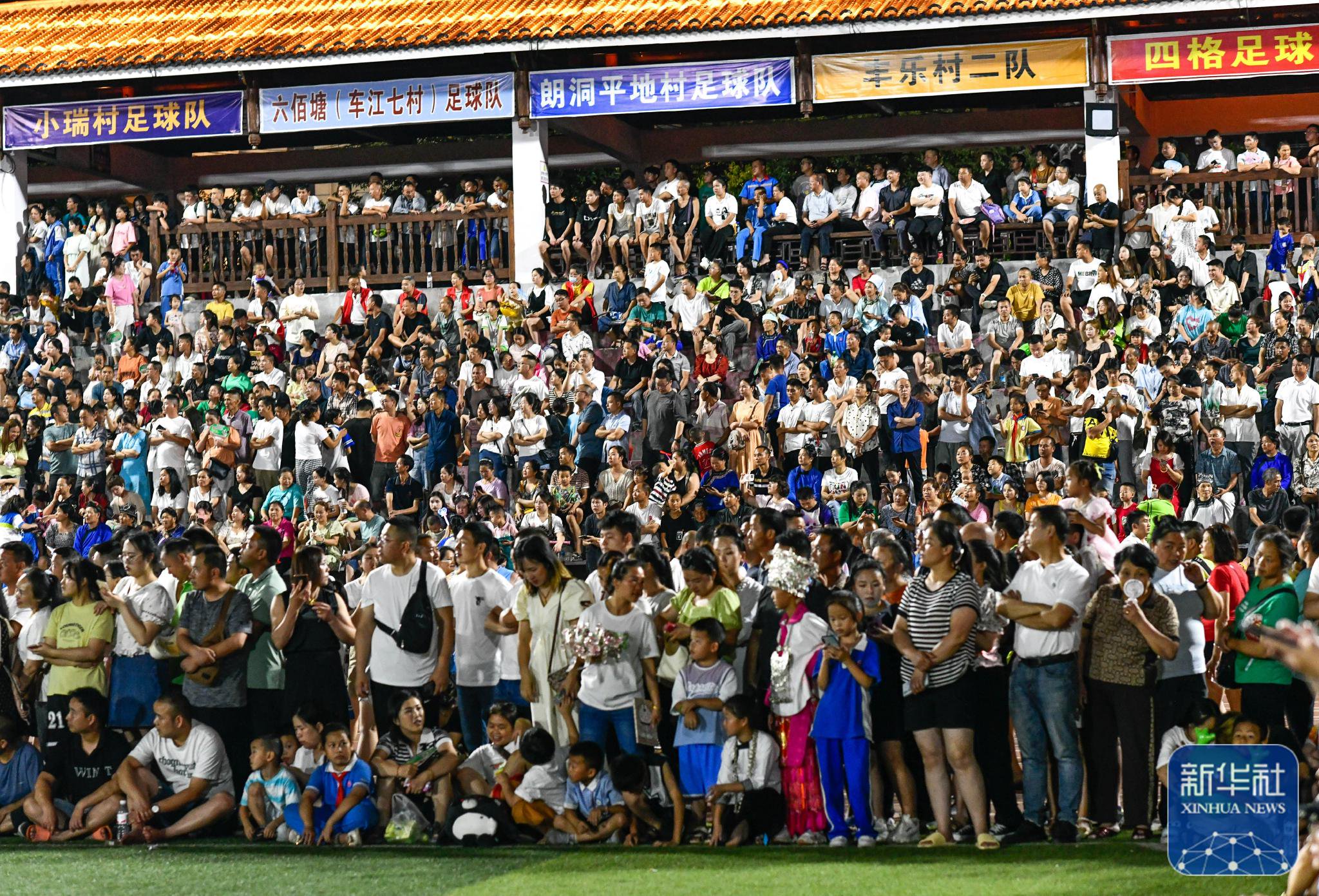 足球比赛节奏明快,观众热情高涨 足球比赛节奏明快,观众热情高涨