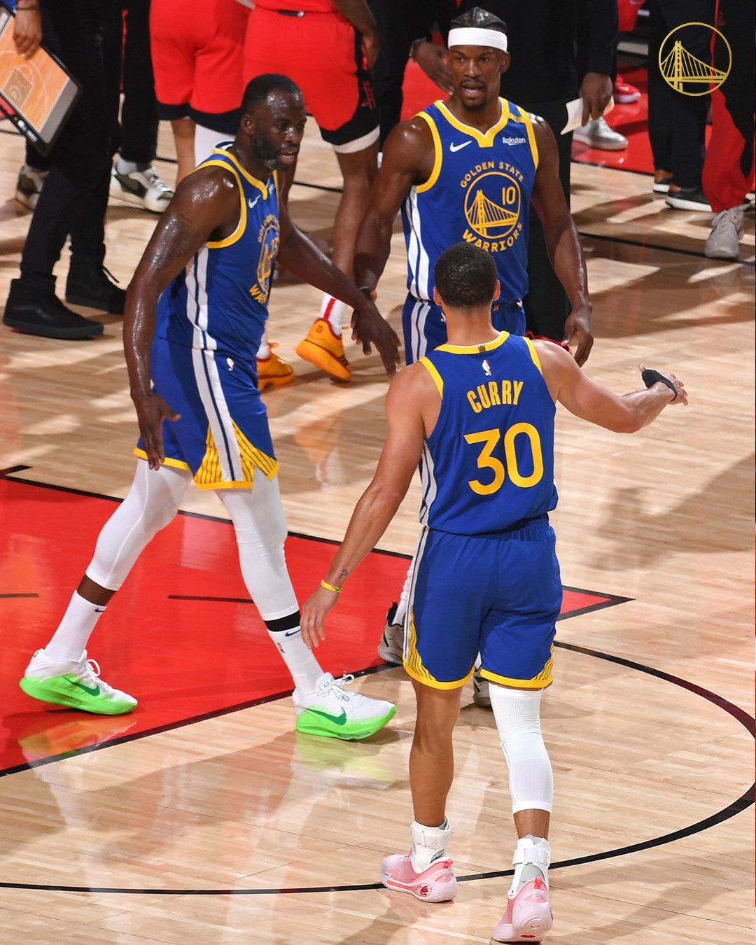 勇士队大胜鹈鹕队,库里砍下三双 勇士队大胜鹈鹕队,库里砍下三双