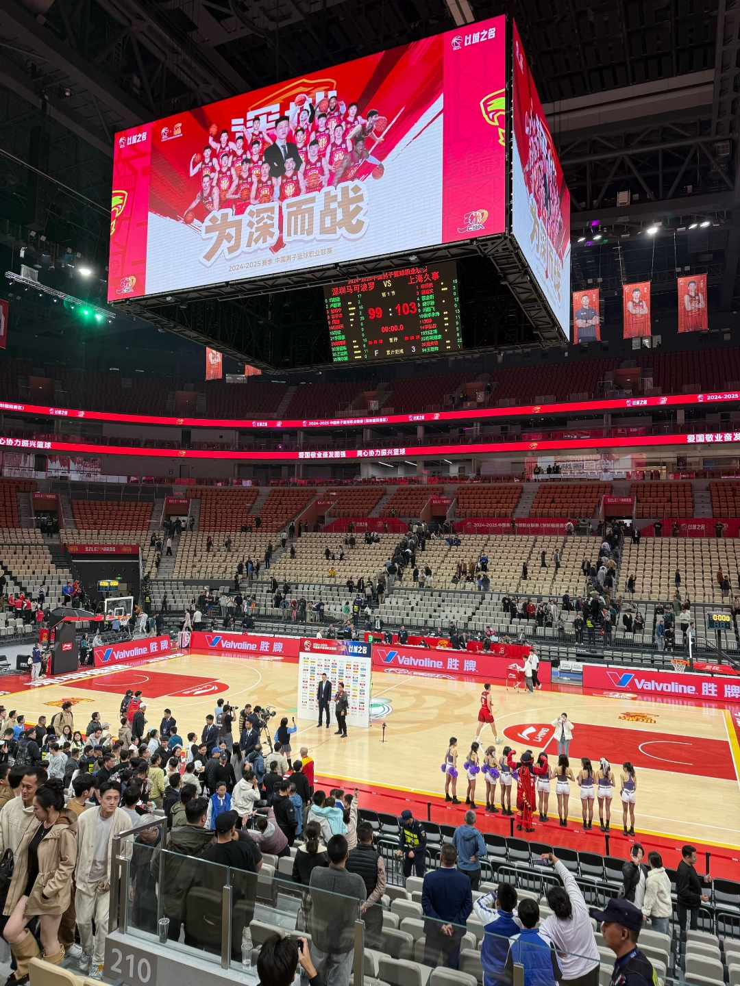 篮球比赛对决至高潮，双方球队团队合作取胜