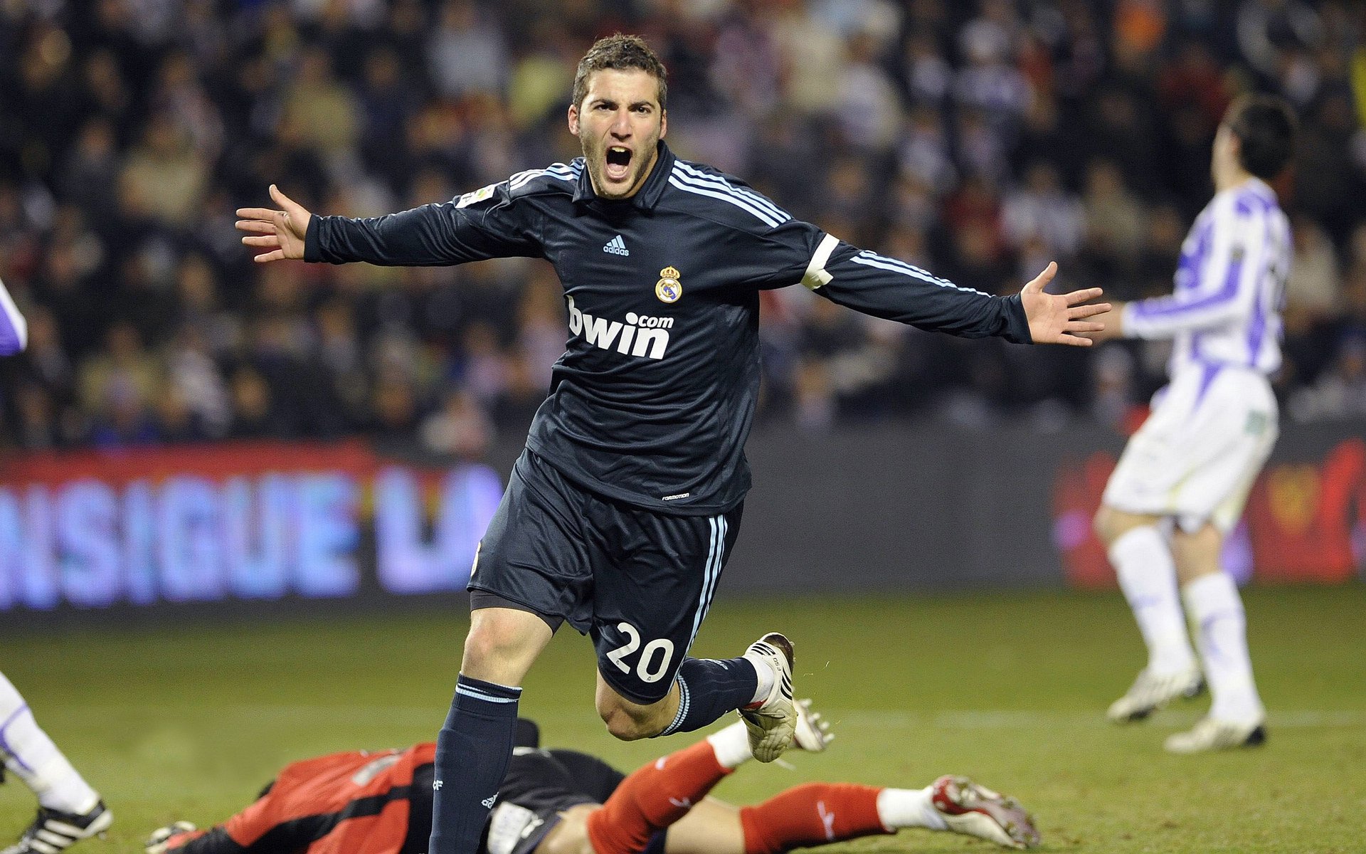 伊布的绝唱,当最后一个古典中锋掀翻了整个时代