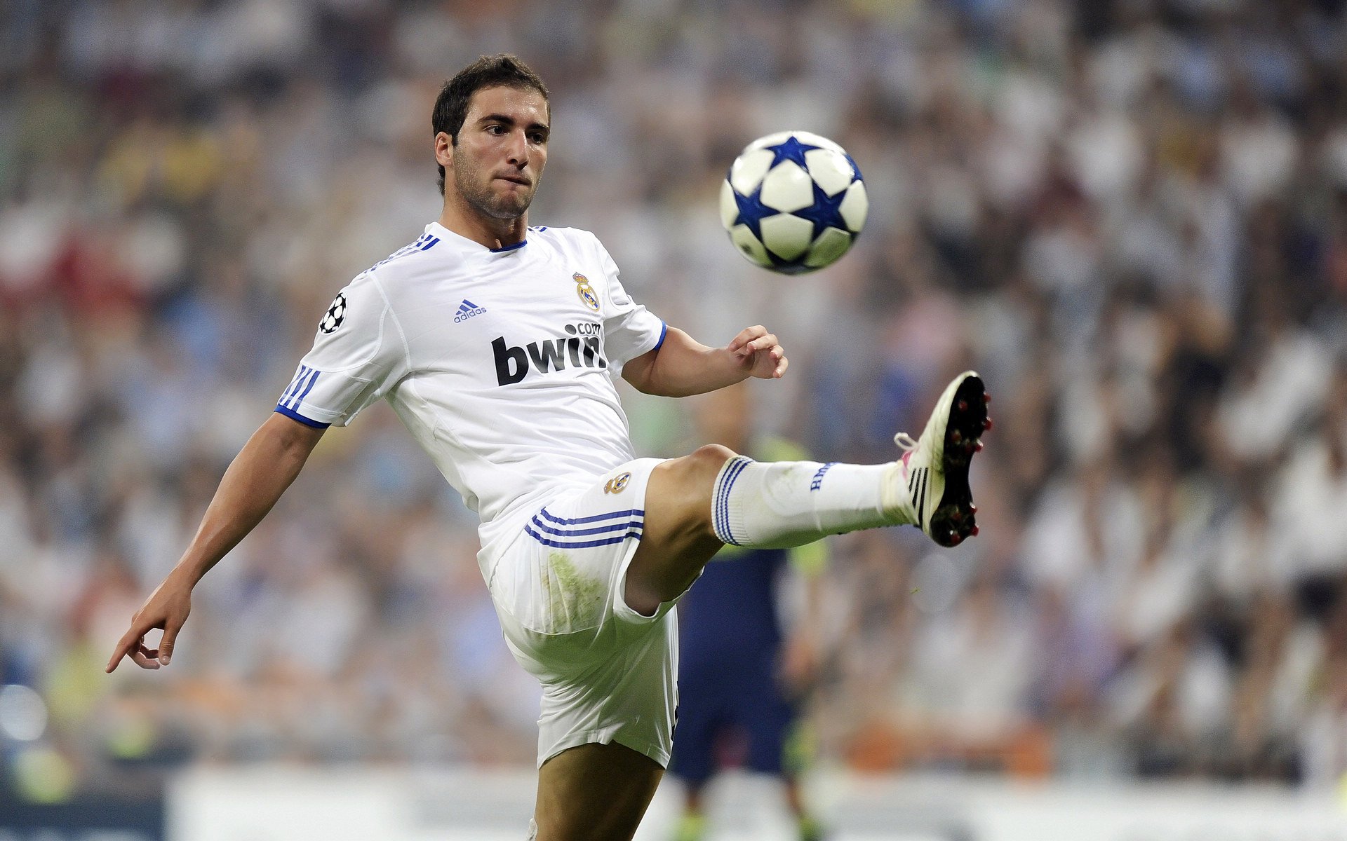 地缘绿茵场，瑞士封锁马里与哈弗茨在奥运周期关键战接管比赛